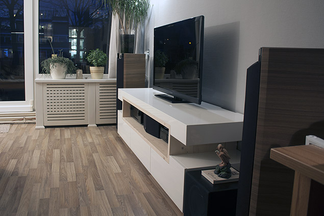 Hoogglans dressoir met houten binnenkant.